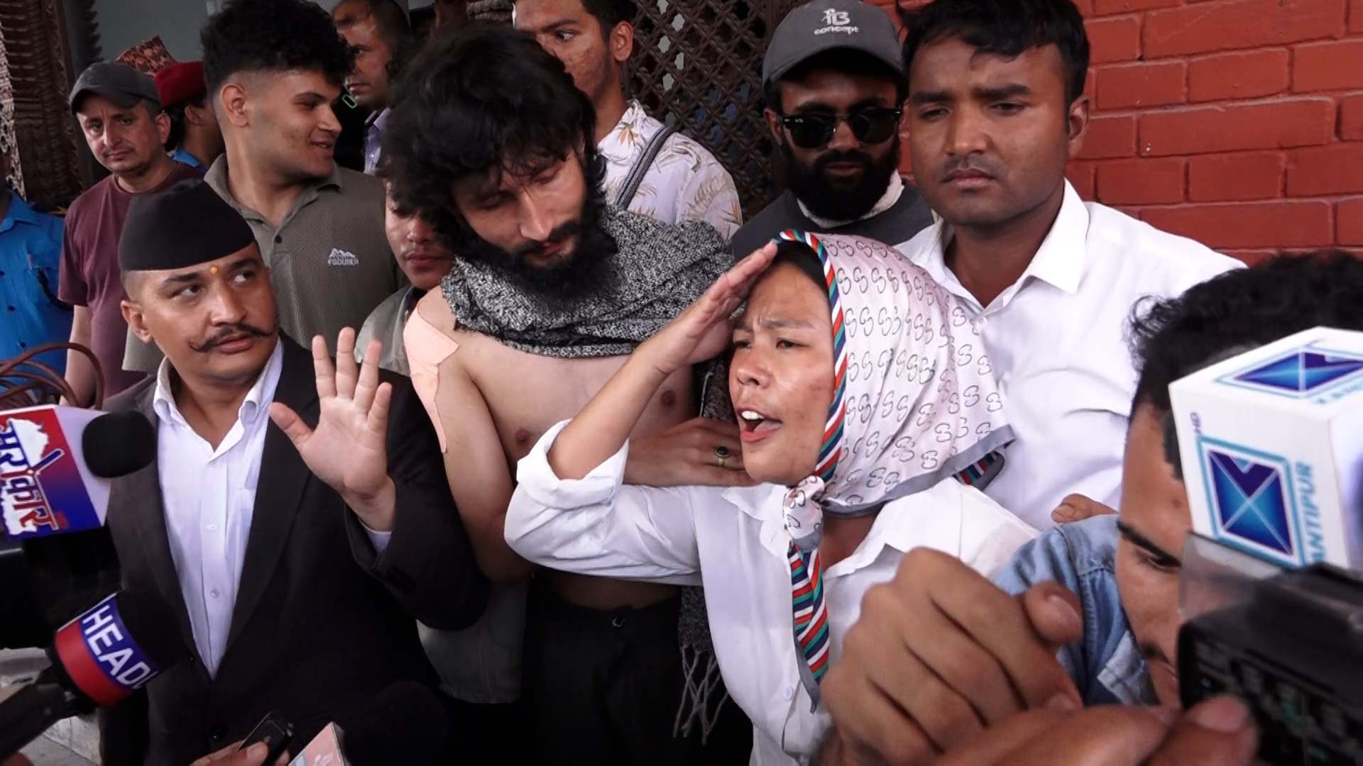 जेनजी आन्दोलनका घाइतेहरूले बुझाए गृहमन्त्रीलाई ज्ञापन 