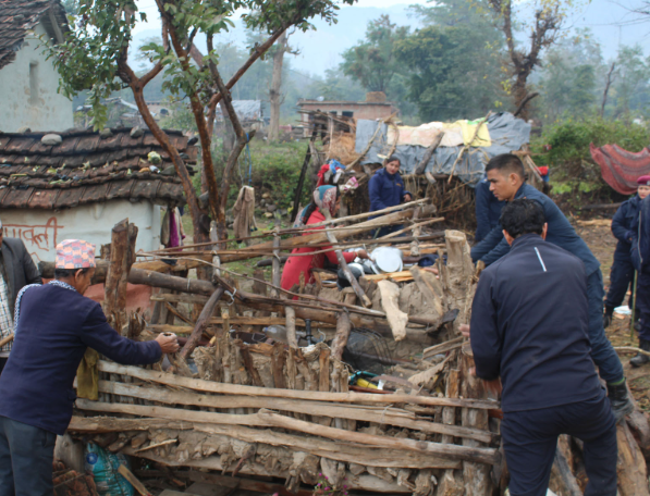 कञ्चनपुरमा छाउपडी अन्त्य अभियान : दुई पालिकामा १५० छाउगोठ भत्काइयो