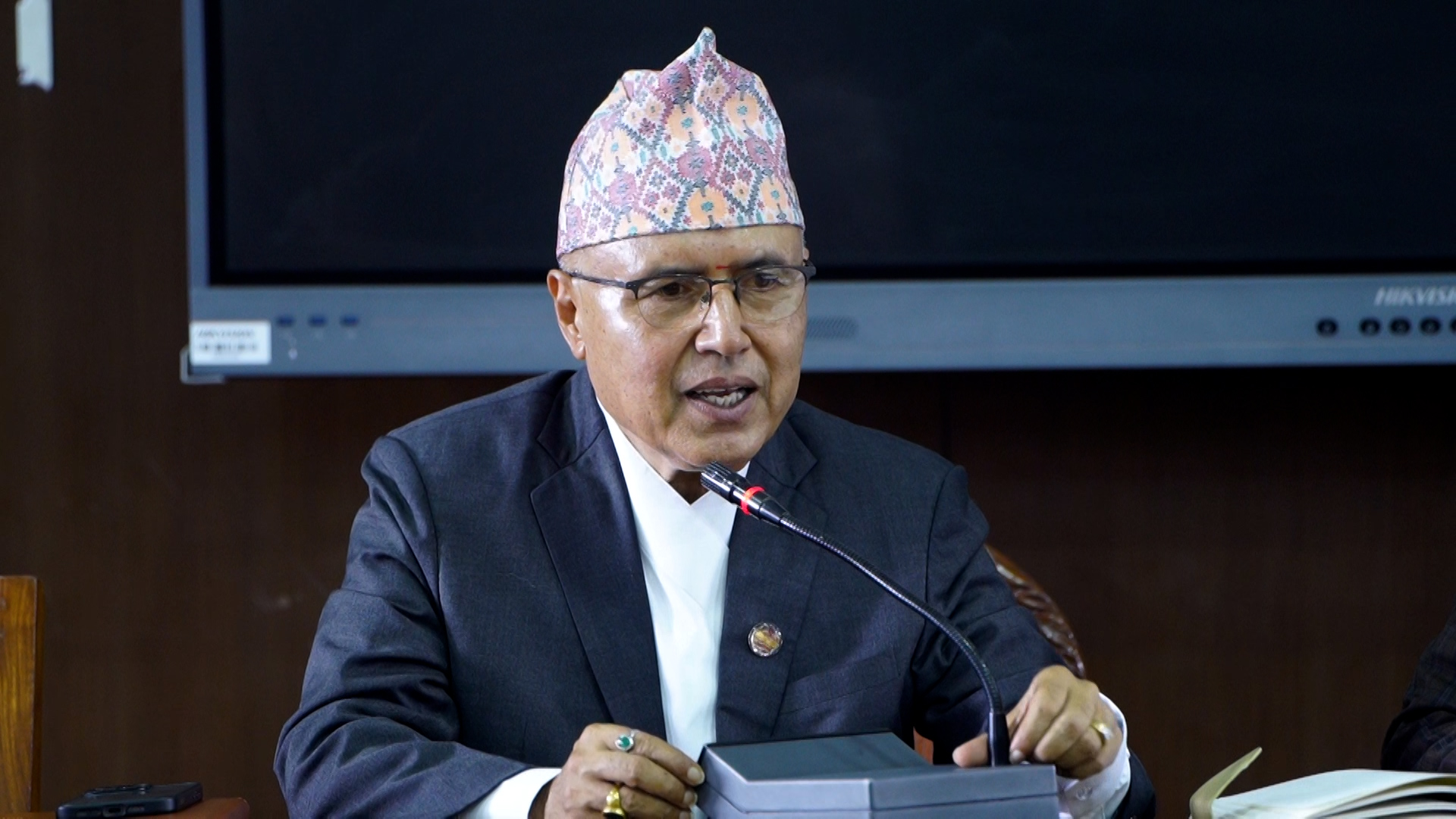 नागरिकलाई अधिकार दिँदा सरकार कमजोर हुँदैन : अर्थमन्त्री खनाल