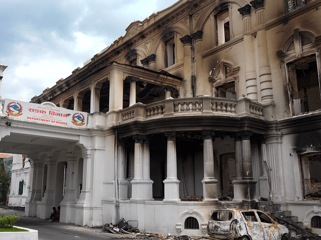 यातायात र सडक विभाग भवनको आगो निभाइँदै