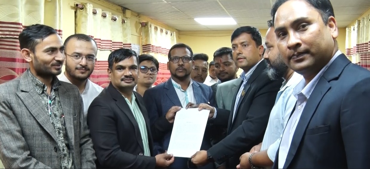 विद्यार्थीमैत्री शिक्षा विधेयक माग गर्दै विद्यार्थी नेता एमाले पार्टी कार्यालयमा