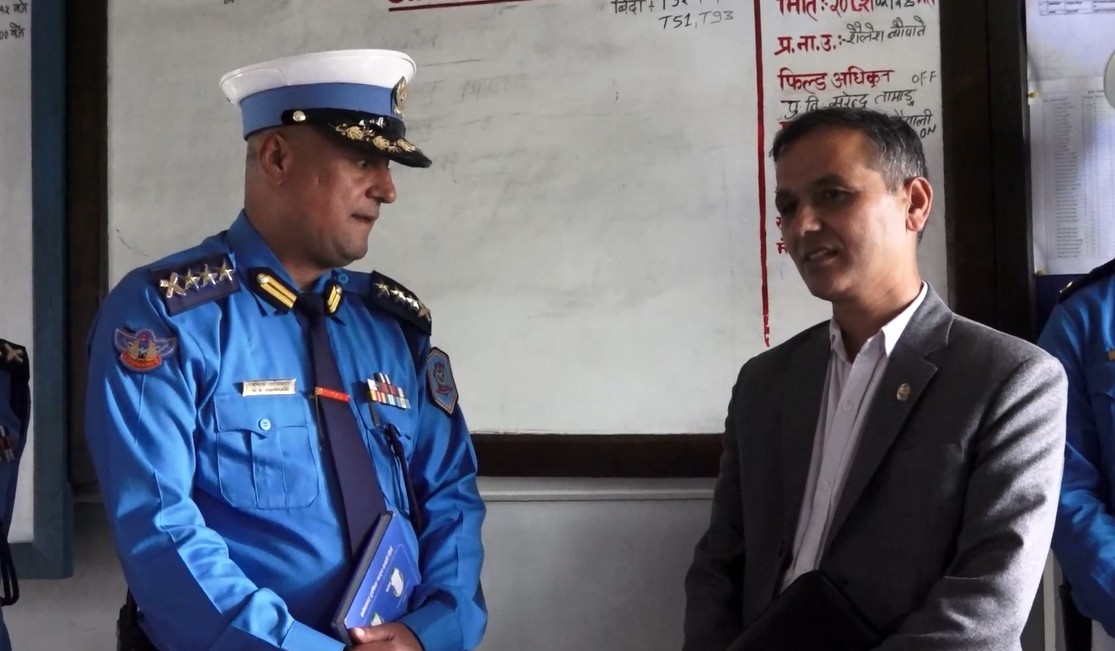 उच्च मनोवलका साथ काममा खटिन ट्राफिक प्रहरीलाई गृहमन्त्रीको आग्रह