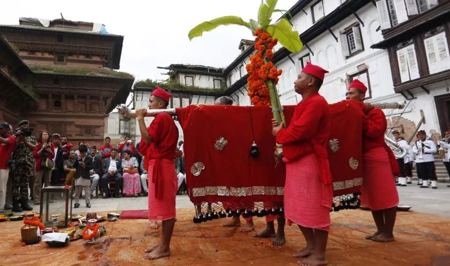 आज घर घरमा फूलपाती भित्र्याइँदै