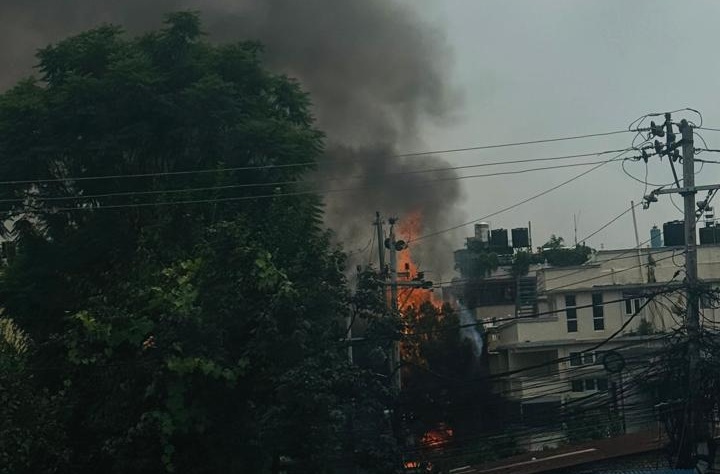 कांग्रेस नेता बिमलेन्द्र निधिको घरमा आगजनी