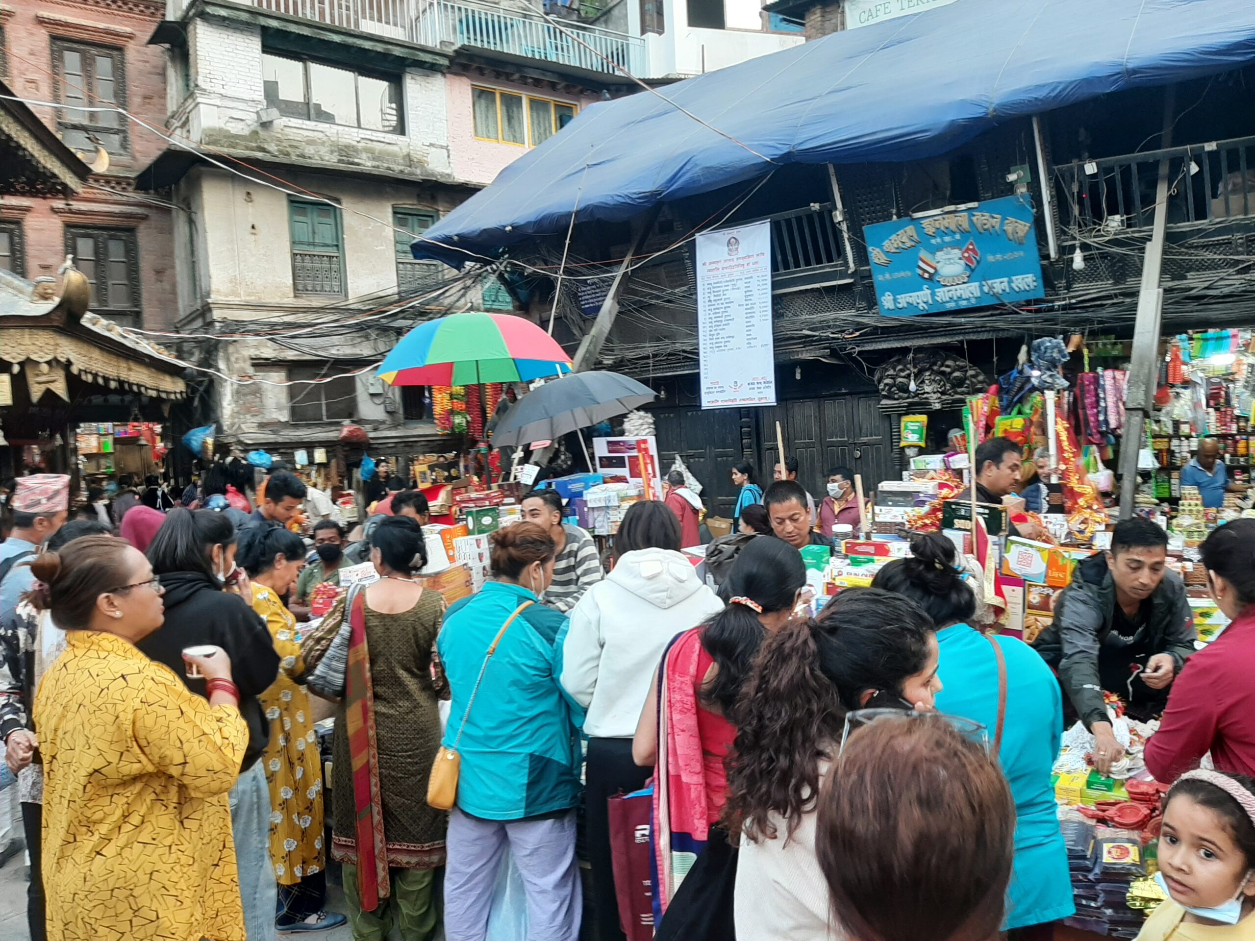 दशगजा पारीका बजारमा नेपाली उपभोक्ताको भीड