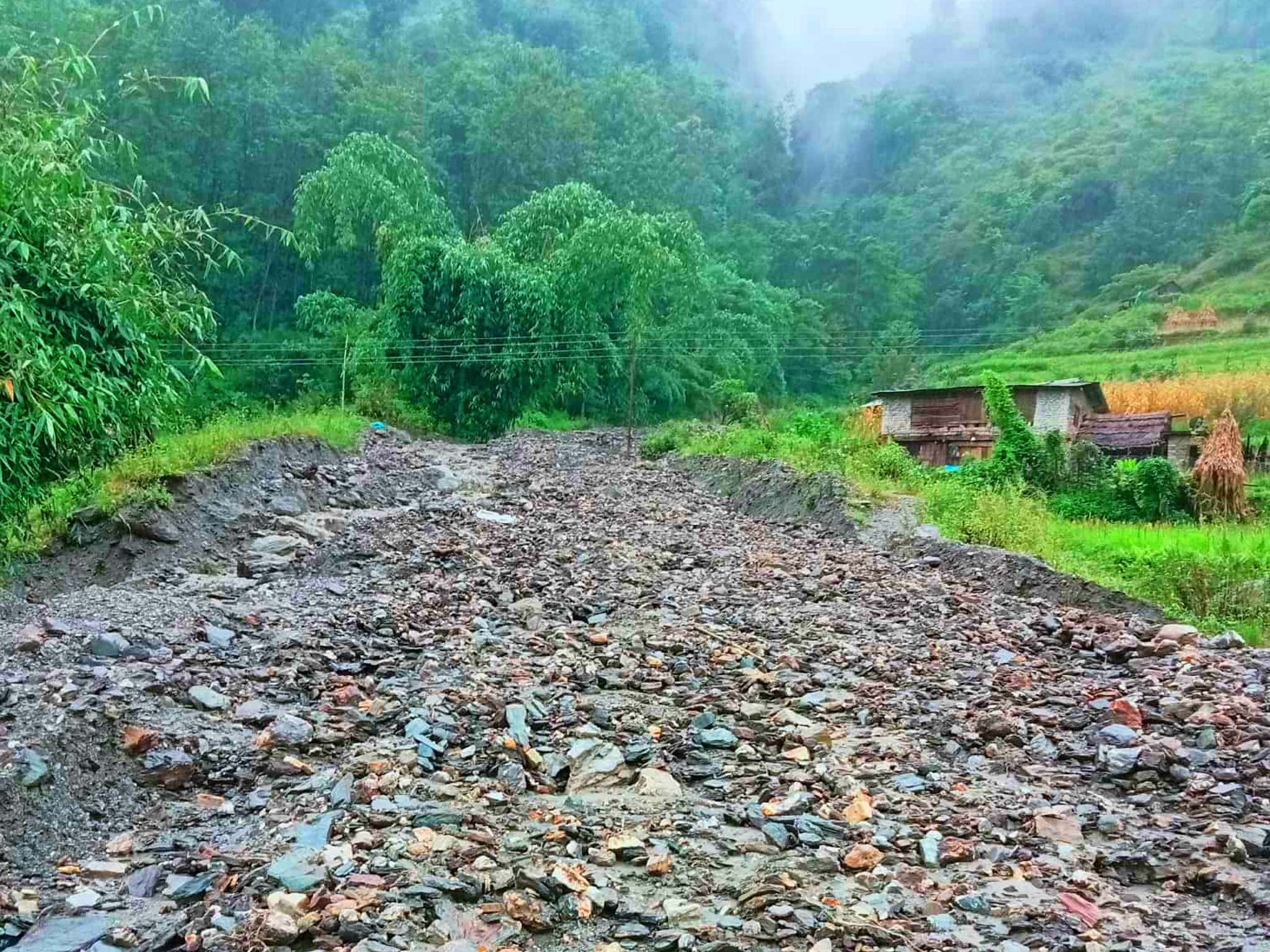 बाढीले मध्यपहाडी लोकमार्गको बुर्तिबाङ-पूर्वी रुकुम खण्ड अवरुद्ध