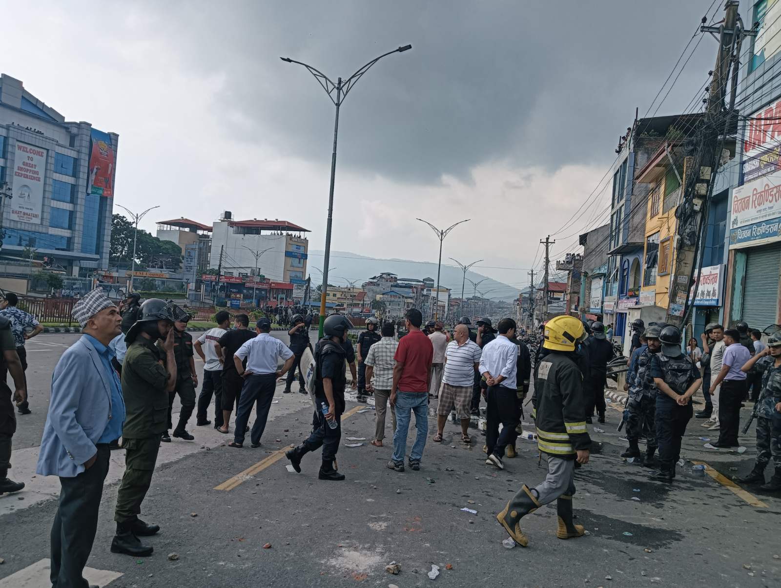 तोडफोड तथा आगजनी गर्नेलाई खोज्दै प्रहरी