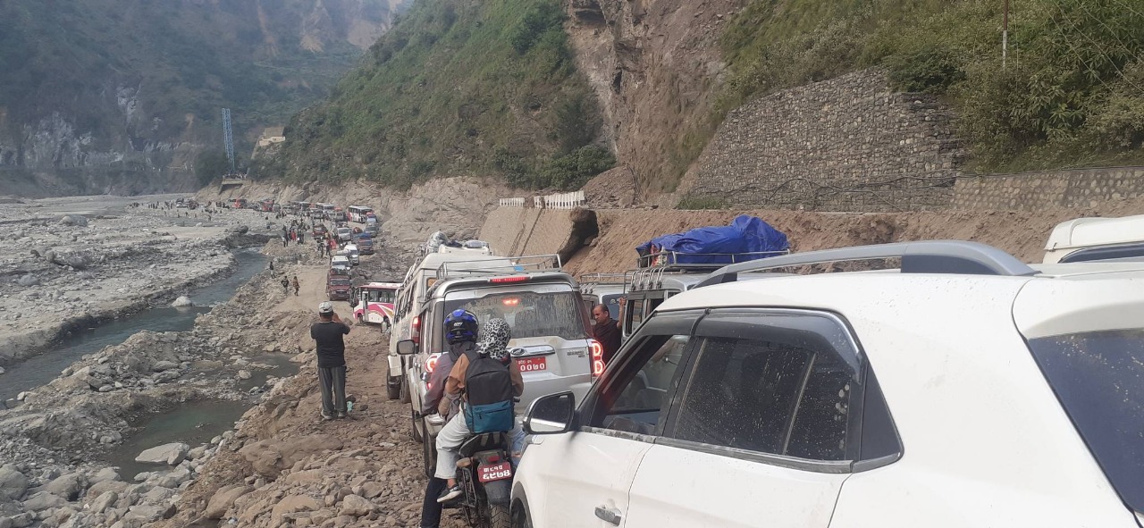 बिपी राजमार्गः ‘ट्र्याक’ खुलाएसँगै थालियो मर्मत