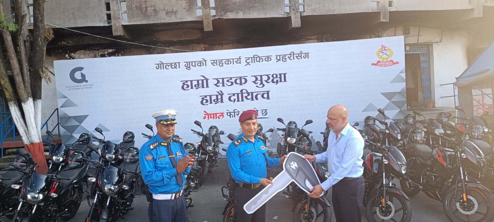 गोल्छा ग्रुपद्वारा उपत्यका ट्राफिक प्रहरी कार्यालयलाई बिस थान मोटरसाइकल प्रदान
