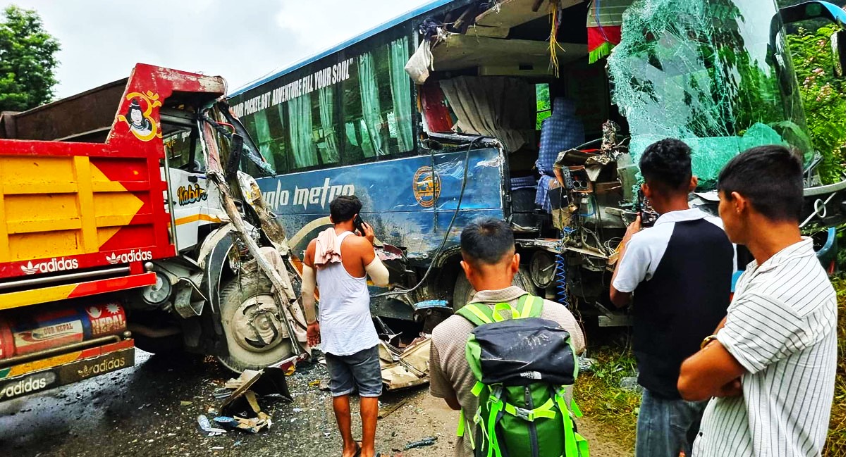 धादिङको थाक्रेमा बस र टिपर ठोक्किँदा पाँच जना घाइते