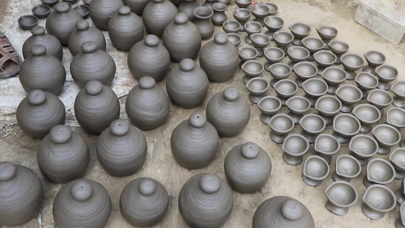 दसैंको सामग्री बनाउन व्यस्त भक्तपुरका कुमालेहरू