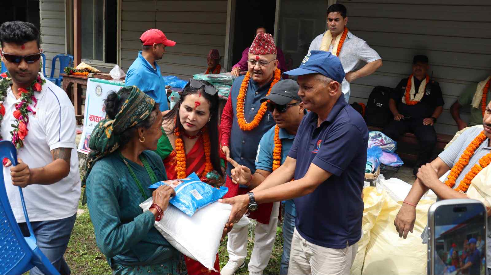 ज्योतिष डा. रुद्रनाथ अधिकारीले बाँडे चेपाङ बस्तीमा राहत