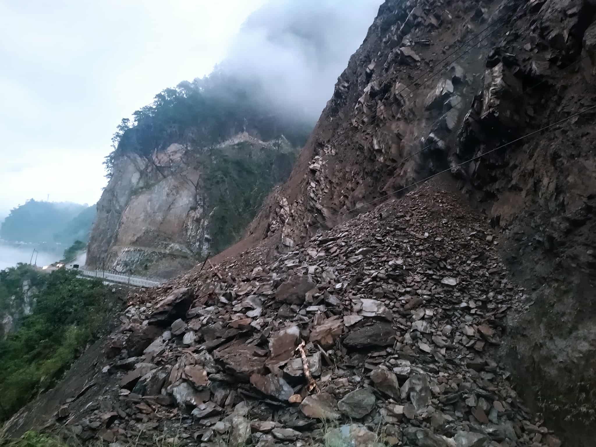 तुइन खोलामा खसेको पहिरोका कारण नारायणगढ-मुग्लिन सडक अवरुद्ध