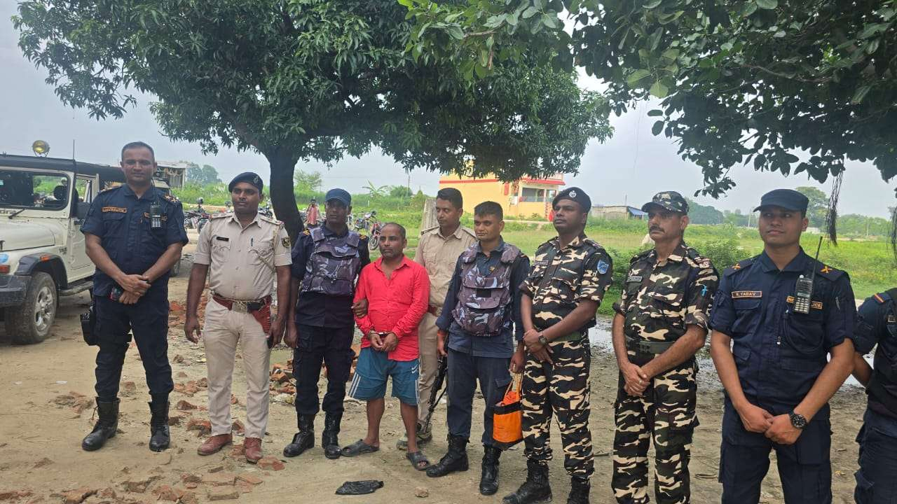 फरार दुई कैदी सिराहामा पक्राउ