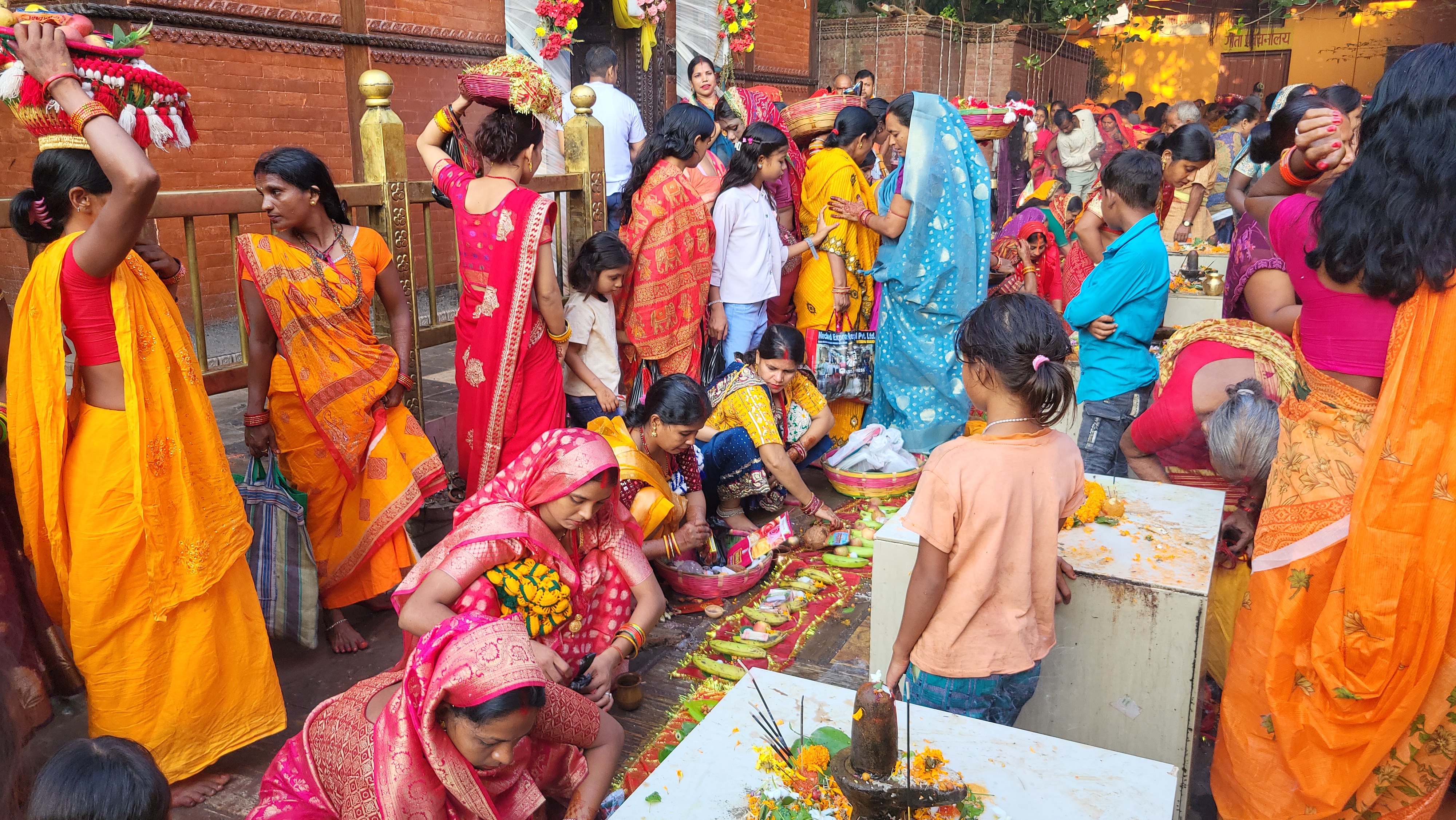 राजदेवी मन्दिरमा खोइँछ भराई र प्रसादी चढाइँदै