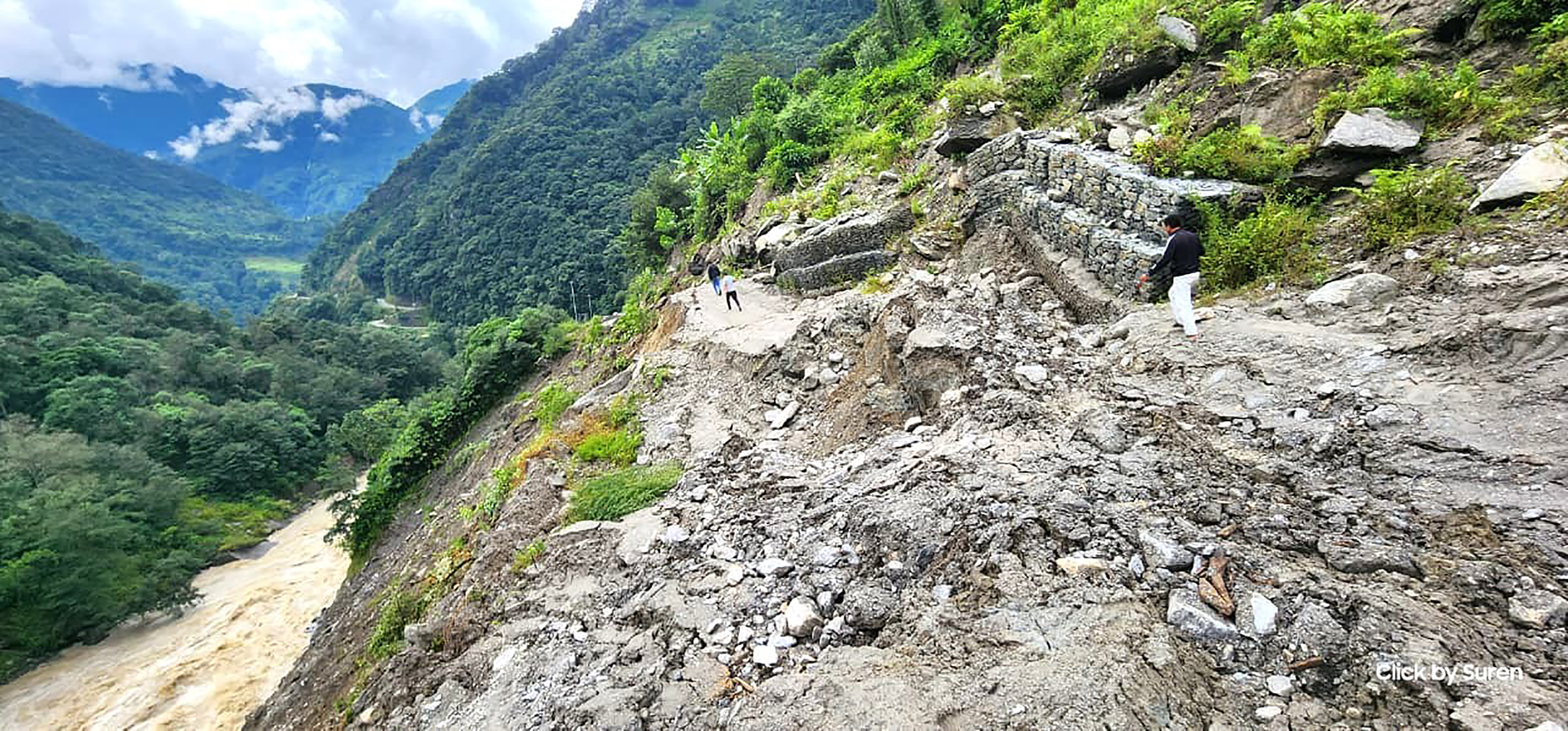 बाढीपहिरोले दश राजमार्ग ठप्प, एक सय ५८ आंशिक सञ्चालनमा