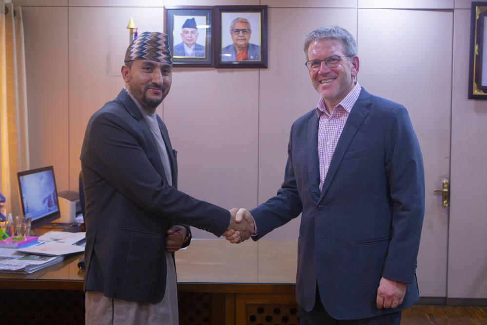 सञ्चारमन्त्री खरेलसँग अमेरिकी राजदूत थम्प्सनको शिष्टाचार भेट