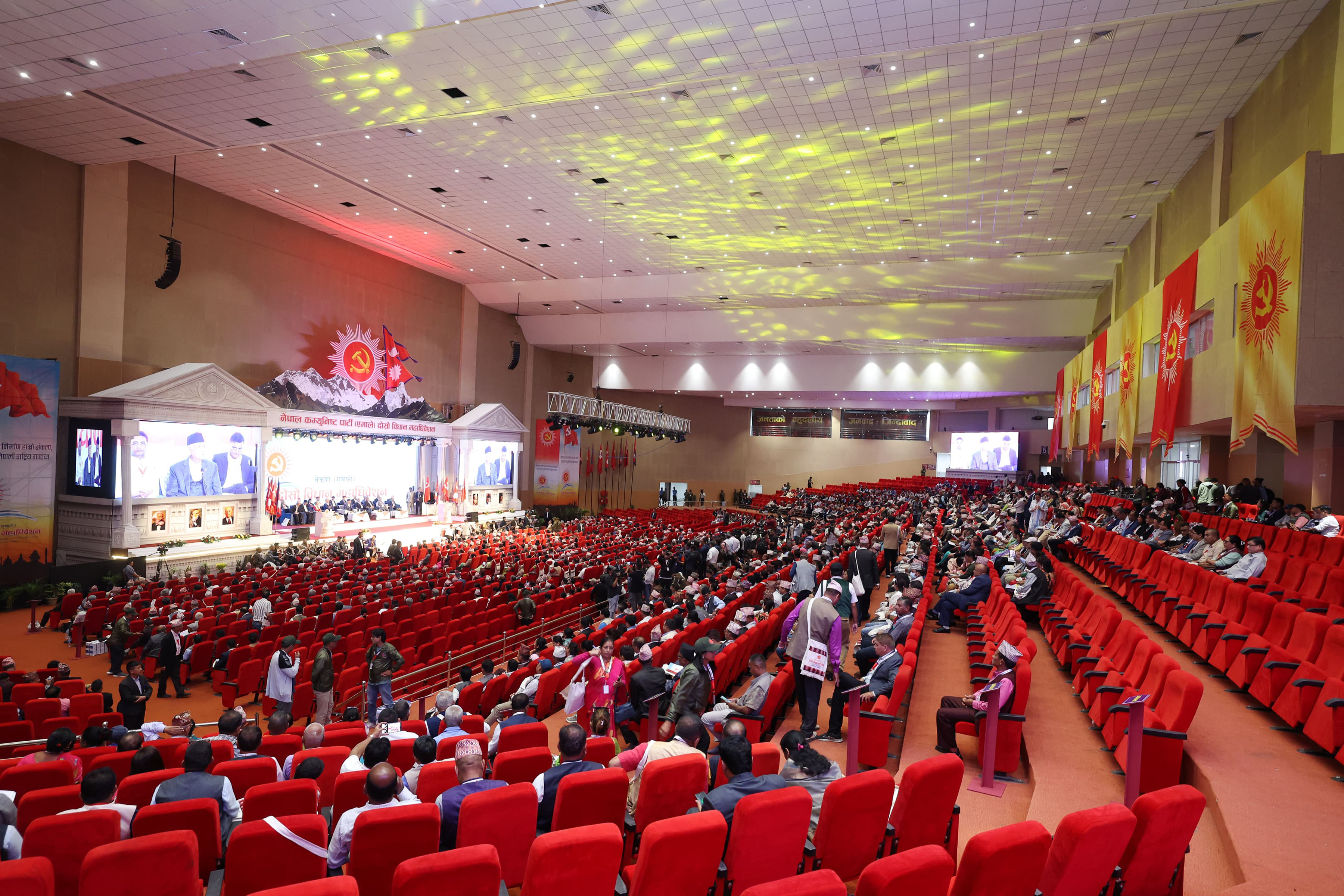 एमाले विधान महाधिवेशनः प्रतिवेदनमाथि समूहगत छलफल जारी