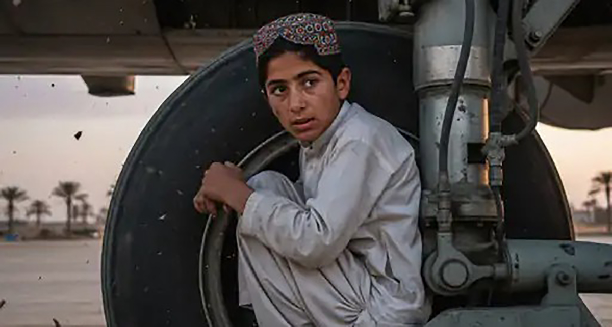 विमानको पाङ्ग्रामा लुकेर भारत आएका १३ वर्षका बालक कसरी त्यहाँसम्म पुगे, विमान उड्दा कसरी बाँचे ?