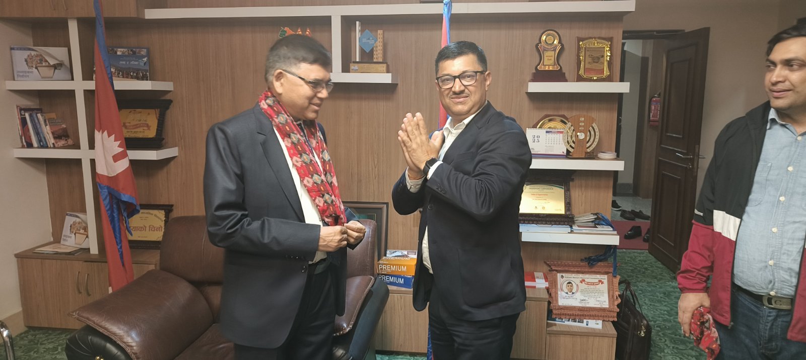 भौतिक मन्त्री दाहाल मनिला प्रस्थान