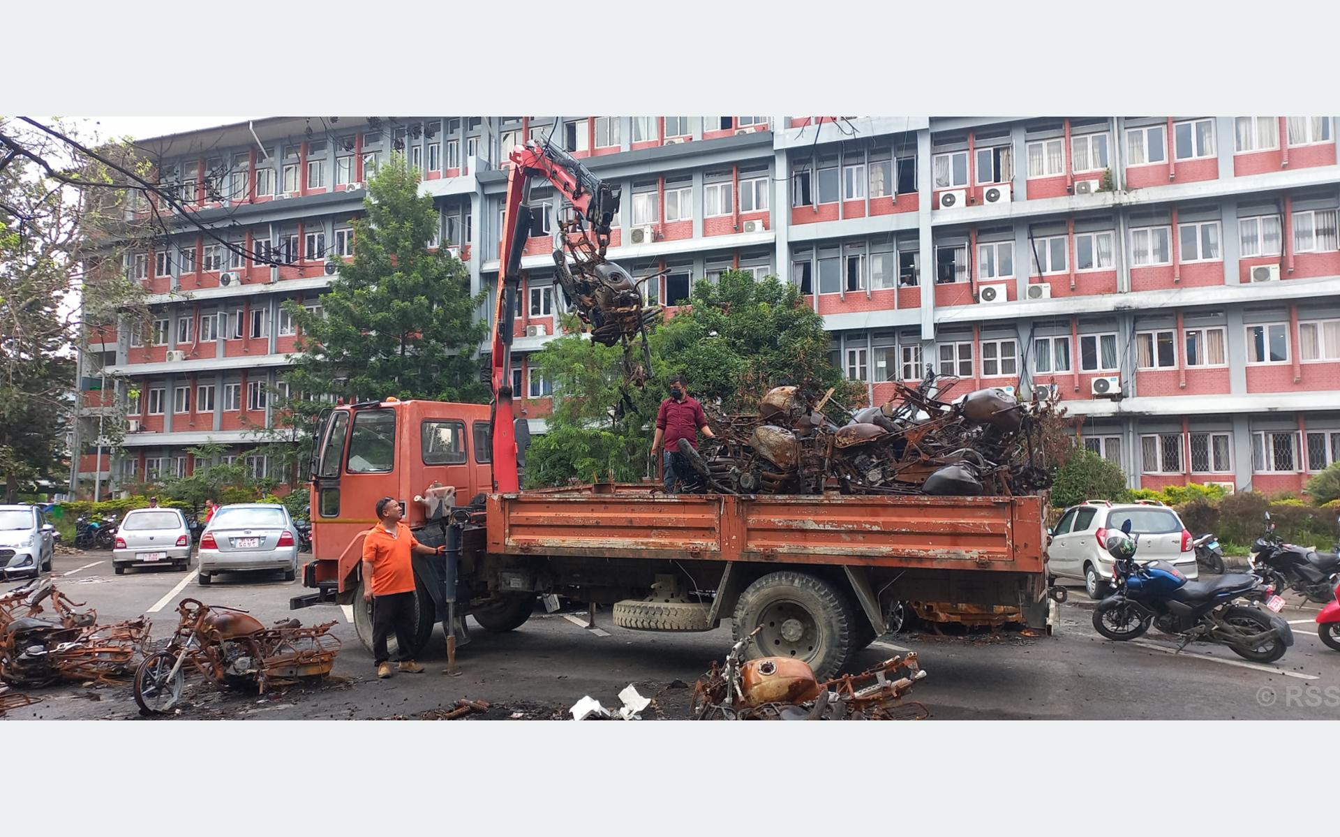 भारी उपकरणको सहयोगमा सिंहदरबार भित्रका जलेका सवारी हटाइँदै