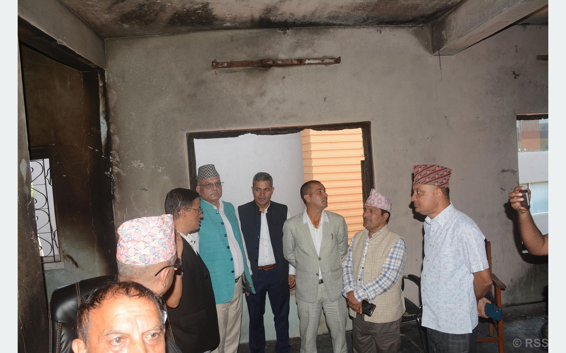 मुख्यमन्त्री पाण्डेद्वारा क्षतिग्रस्त सरकारी कार्यालयको निरीक्षण