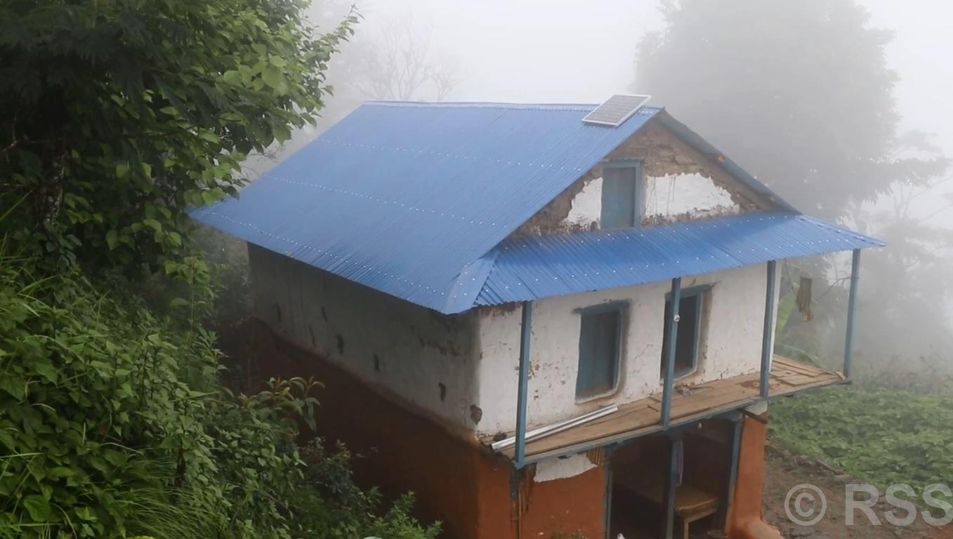 हतुवागढीका विपन्न परिवारलाई जस्तापाताको छानो