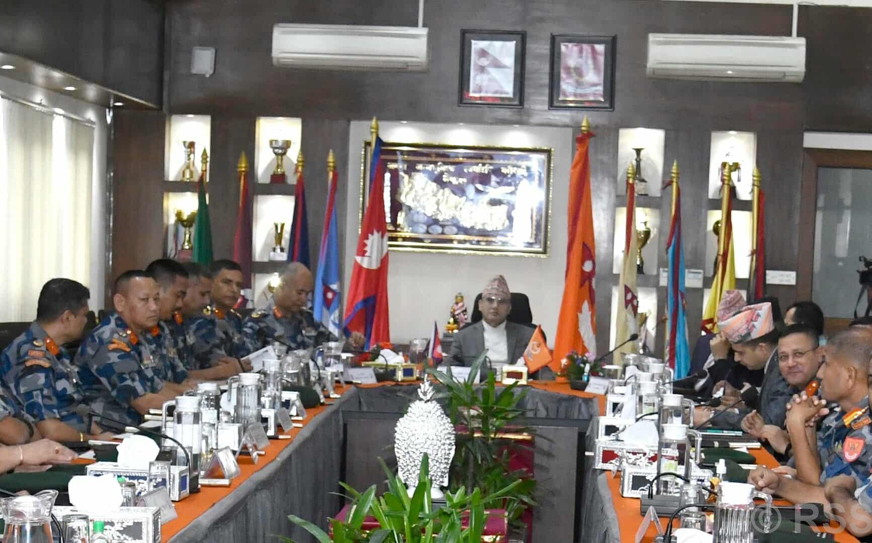 गृहसचिव रामेश्वर दङ्गालद्वारा सशस्त्र प्रहरी प्रधान कार्यालयको निरीक्षण