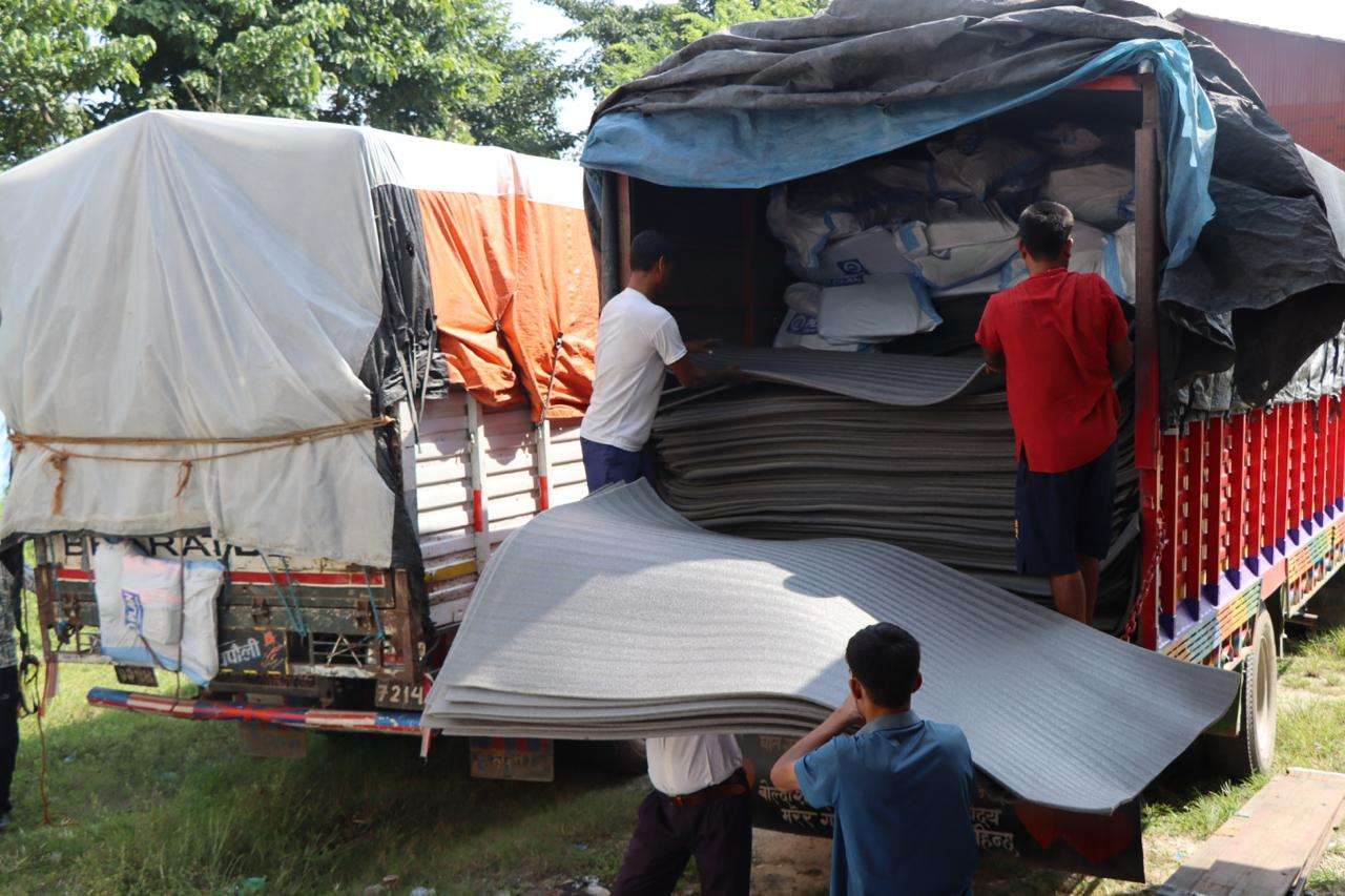 सर्लाहीको धनकौलमा बाढी प्रभावितलाई राहत वितरण