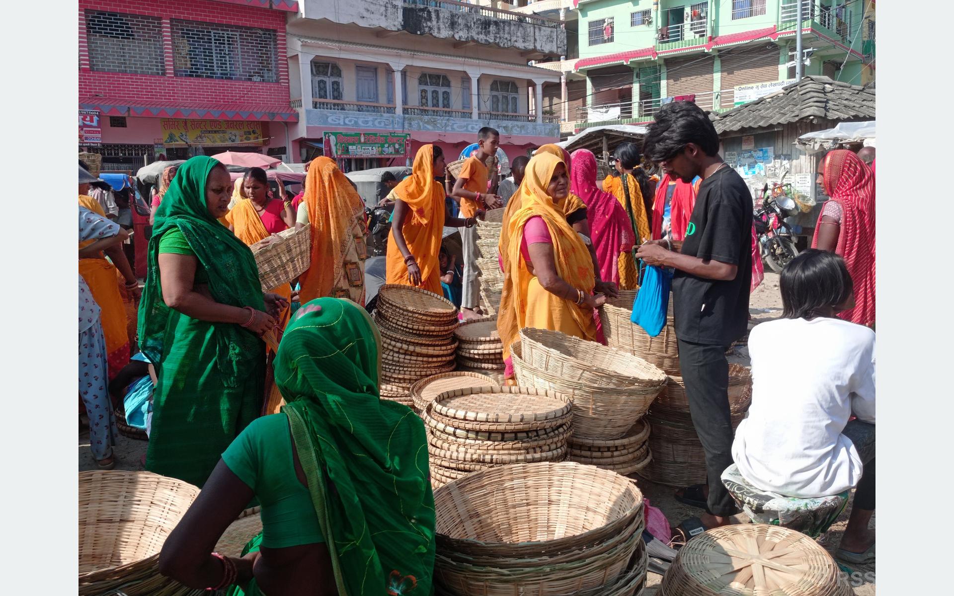 छठपर्व नजिकिँदा बाँसका सामानको माग बढ्यो