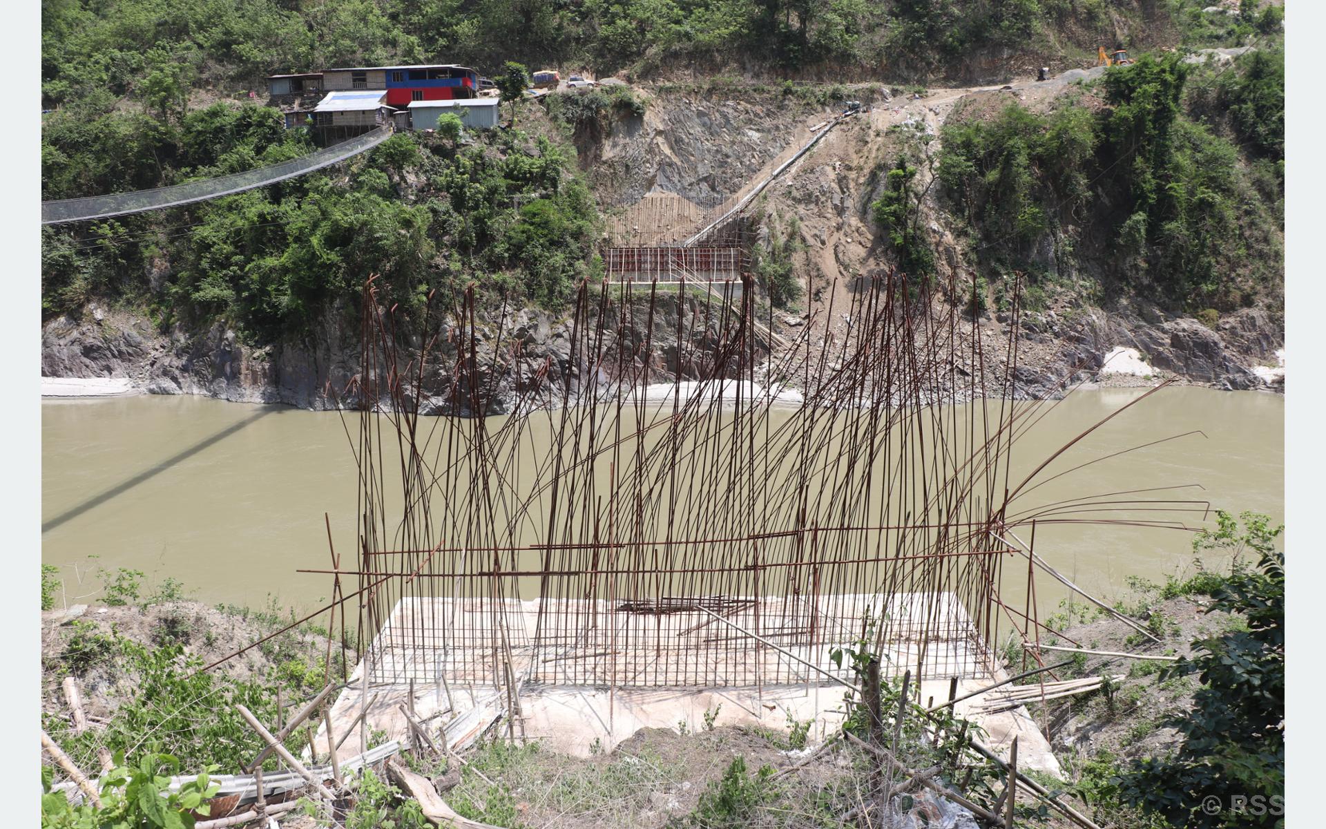 पाँच वर्षमा पनि बनेन दूधकोशीको चुहार पक्की पुल