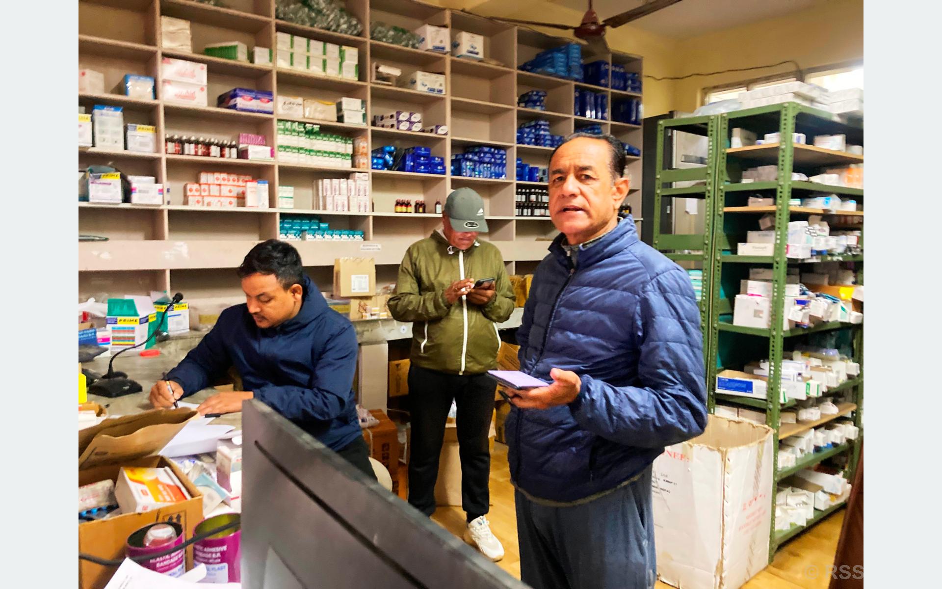 स्वास्थ्यमन्त्री पाठक सुटुक्क फार्मेसीमा पुगेपछि…