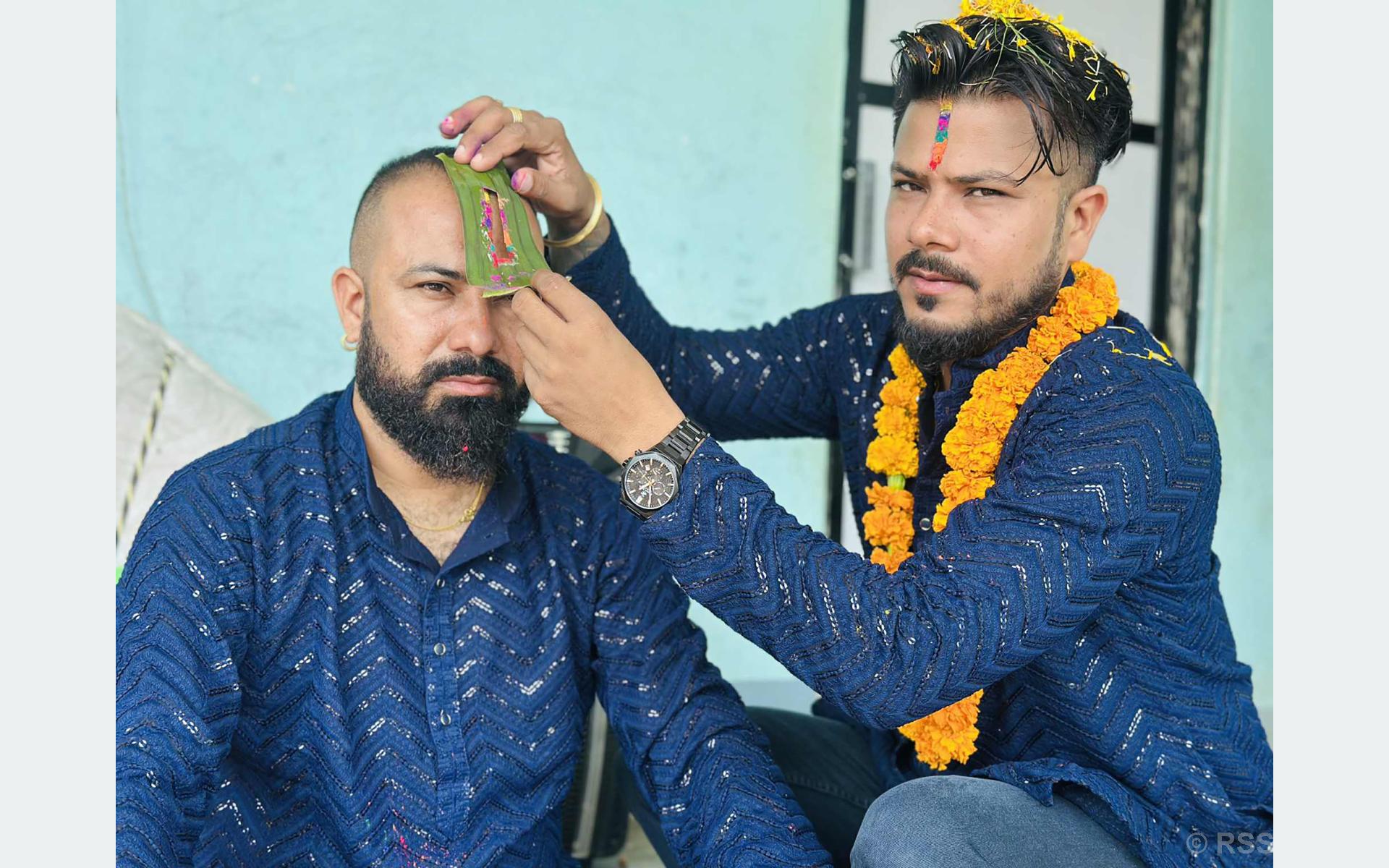 दाजुभाइले एकापसमा लगाए भाइटीका