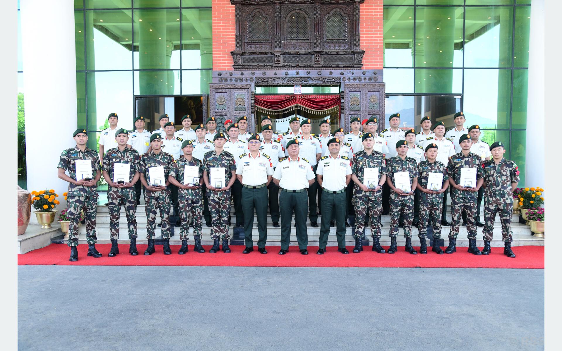 क्याब्रिअन पट्रोलमा स्वर्ण पदक विजेता सैनिक टोली सुशोभित