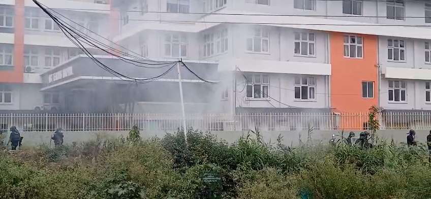 किष्ट अस्पतालमा तनाव, स्थिति नियन्त्रणमा लिन प्रहरीद्वारा अश्रु ग्यास प्रहार