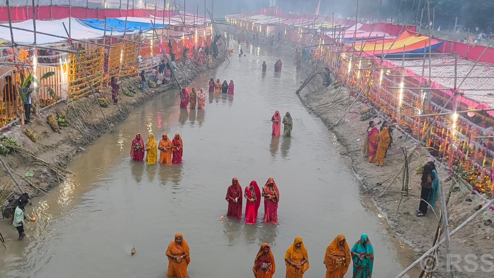 उदाउँदो सूर्यलाई अर्घ्य दिँदै मधेशमा छठ पर्व सम्पन्न : ‘छठके सनेस’ सुरु