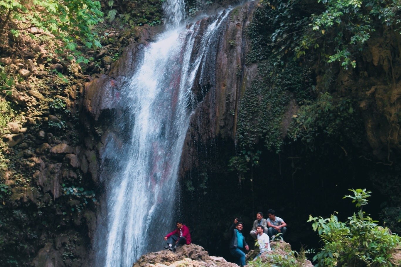 पर्यटक लोभ्याउँदै पुरन्धरा झरना