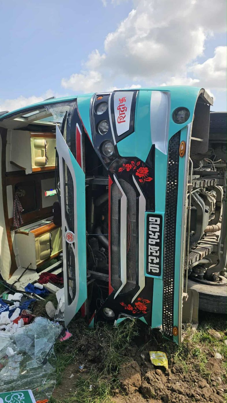 धनगढीबाट पोखराका लागि छुटेको बस दुर्घटना, सात जना घाइते