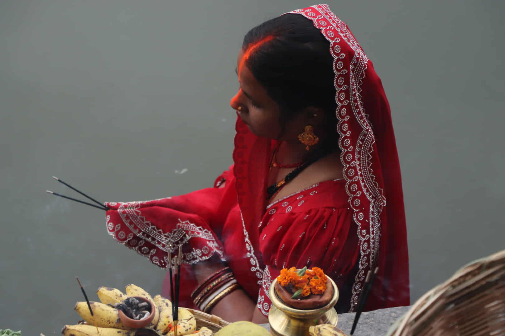 अस्ताउँदो सूर्यलाई अर्घ्य अर्पण गर्दै छठ पर्व मनाइयो