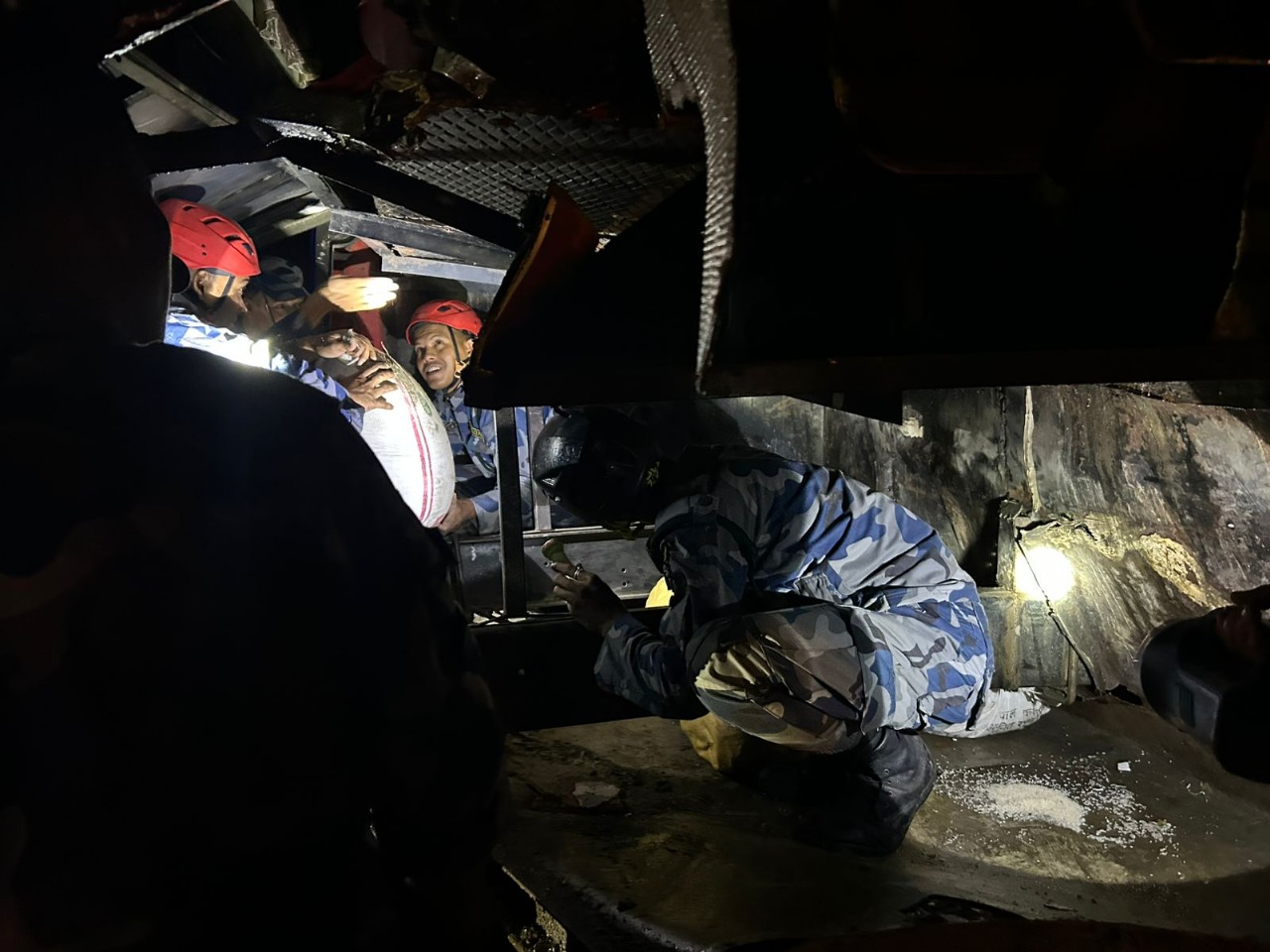 चितवनमा बस दुर्घटना, ३३ जना घाइते