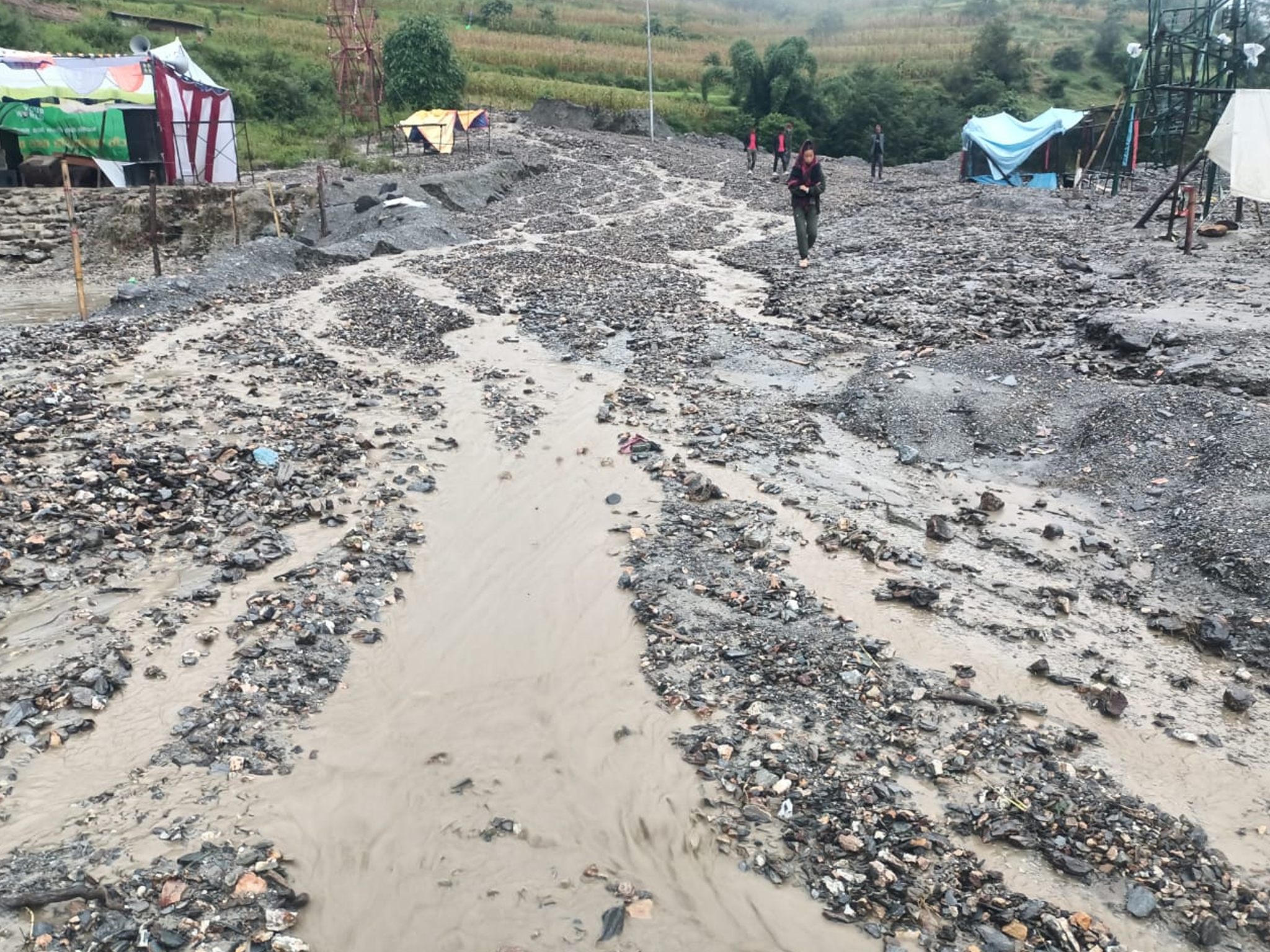 वर्षातमा लोकमार्गका यात्रुलाई सास्तीनै सास्ती