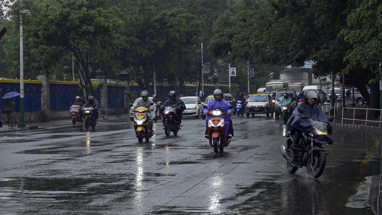 ‘मोन्था’को प्रभाव काठमाडौंमा : वर्षाले जनजीवन प्रभावित (तस्बिरहरू)