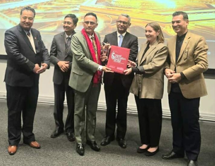 डा. रमेश अधिकारी लण्डन मा ‘बेस्ट प्रिन्सिपल अवार्ड २०२५’ द्वारा सम्मानित