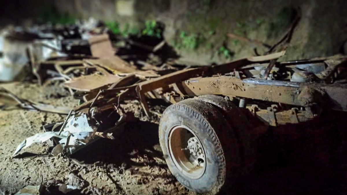 पहिरोले बस बगाउँदा १५ जनाको मृत्यु, ८ वर्षका बालकको खोजी जारी