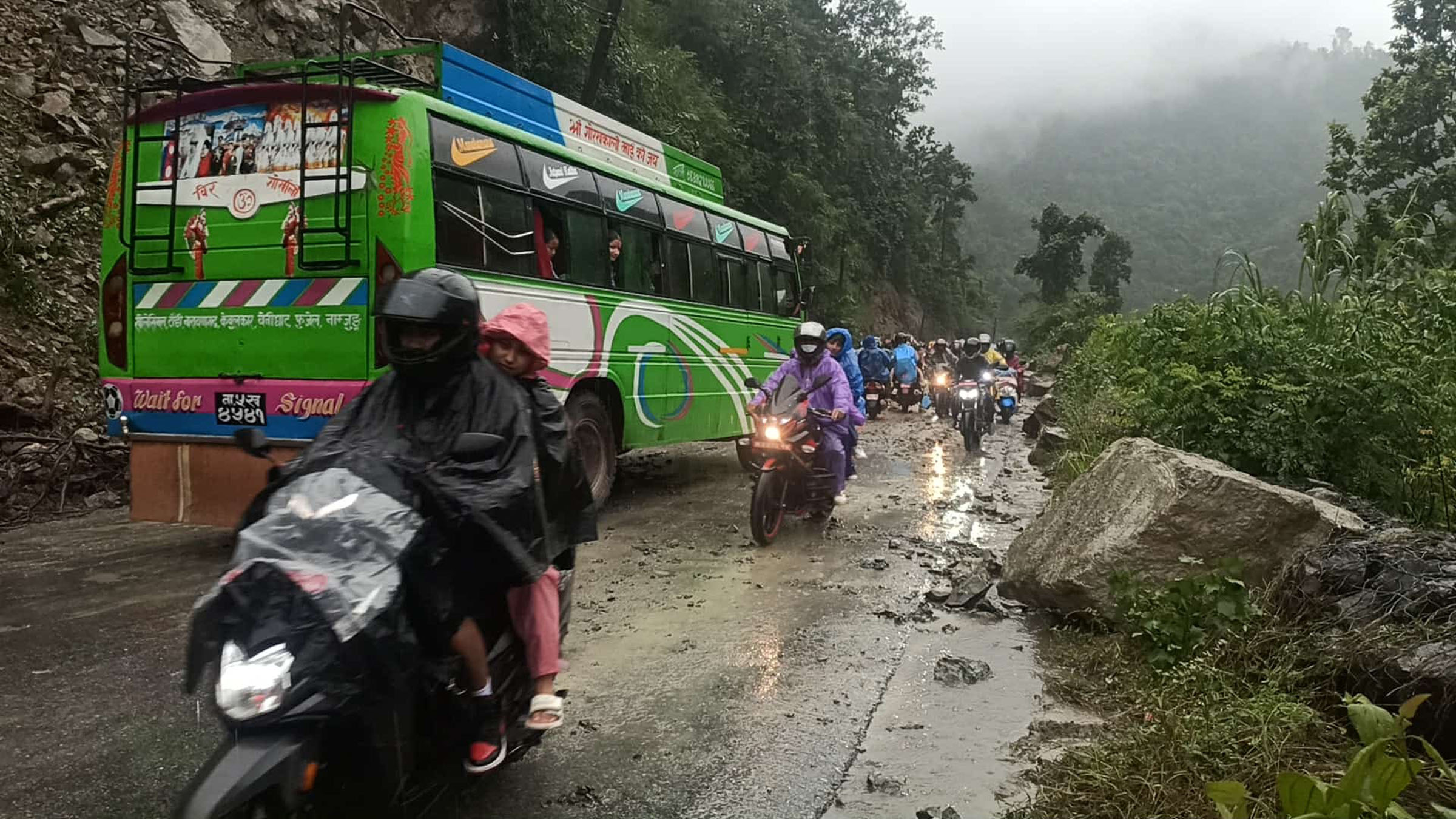 चितवनको फिस्लिङमा पहिरो, राजमार्ग बन्द
