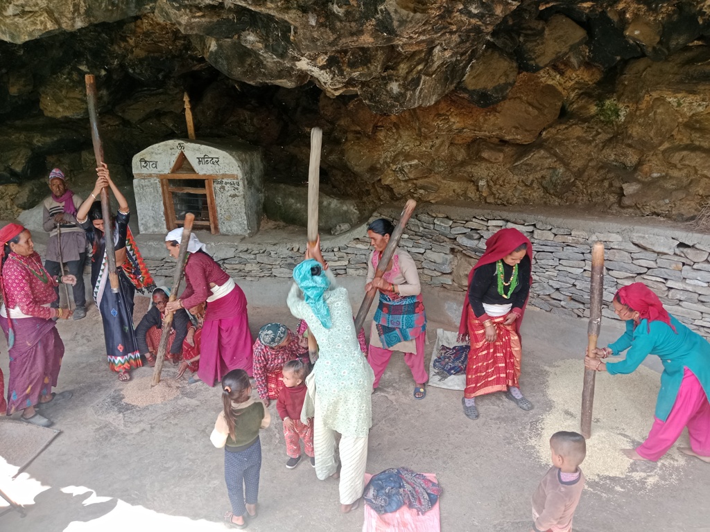 हराउँदै धान कुट्ने ओखल