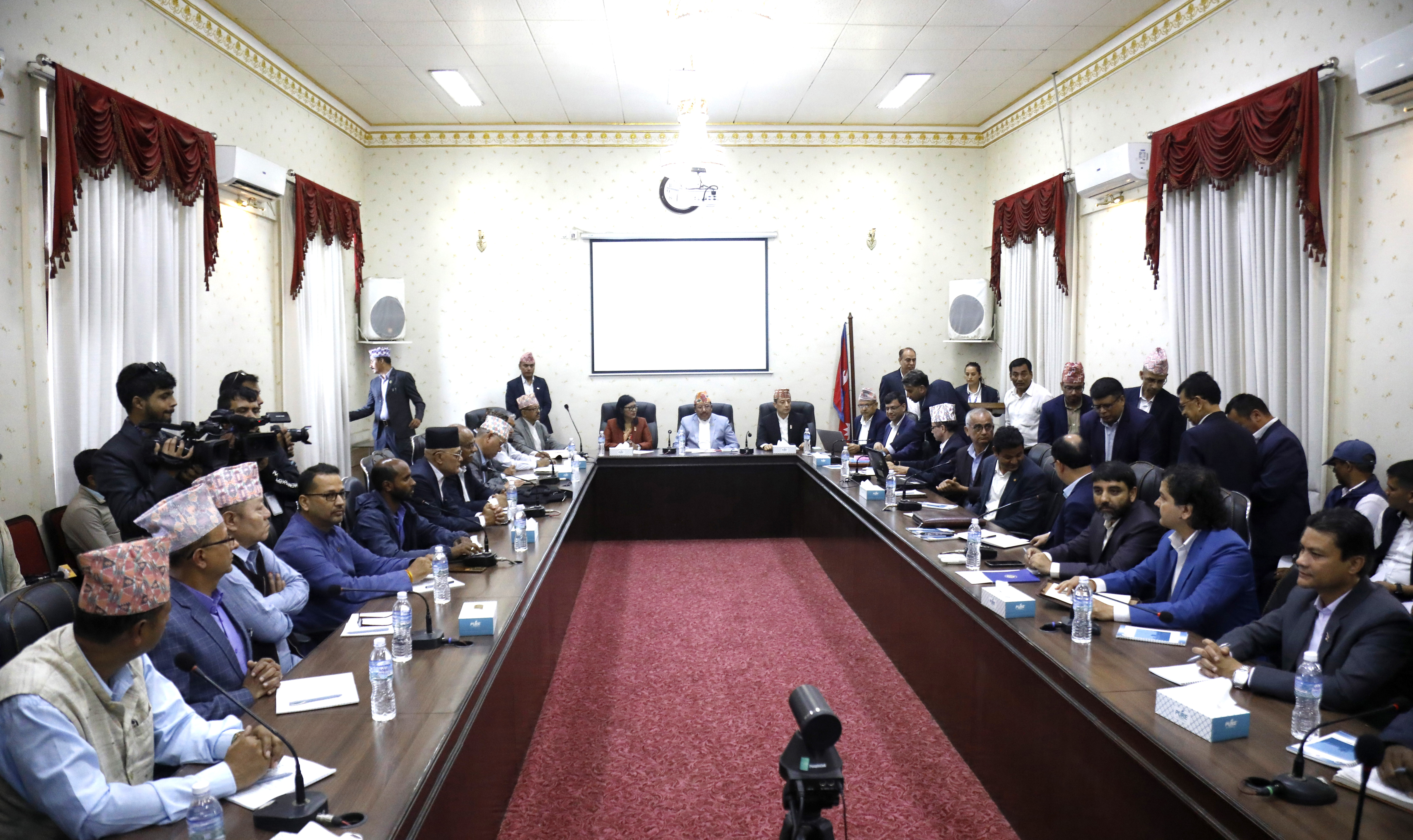 सरकार, निर्वाचन आयोग र दलहरूबीच त्रिपक्षीय संवादमा जोड