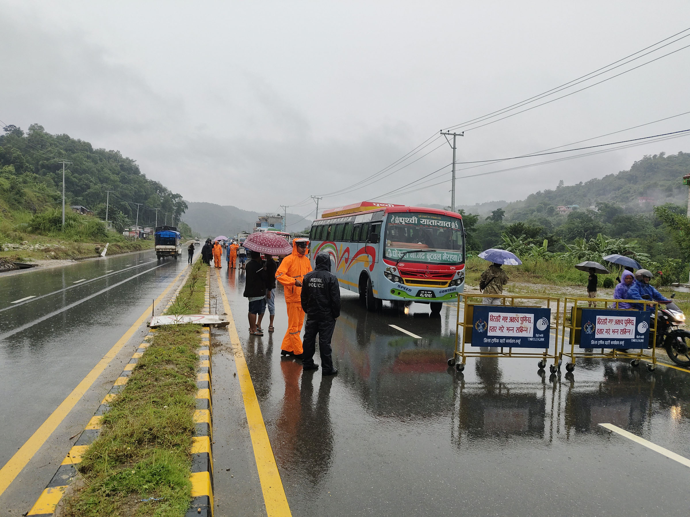 अविरल वर्षाः विभिन्न राजमार्गमा सवारीसाधन अलपत्र