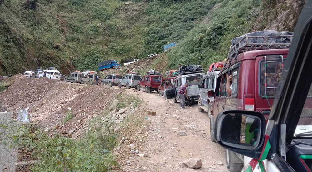 हेटौंडा-काठमाडौं जोड्ने दुई सडकमा राति सवारीसाधन सञ्चालनमा रोक