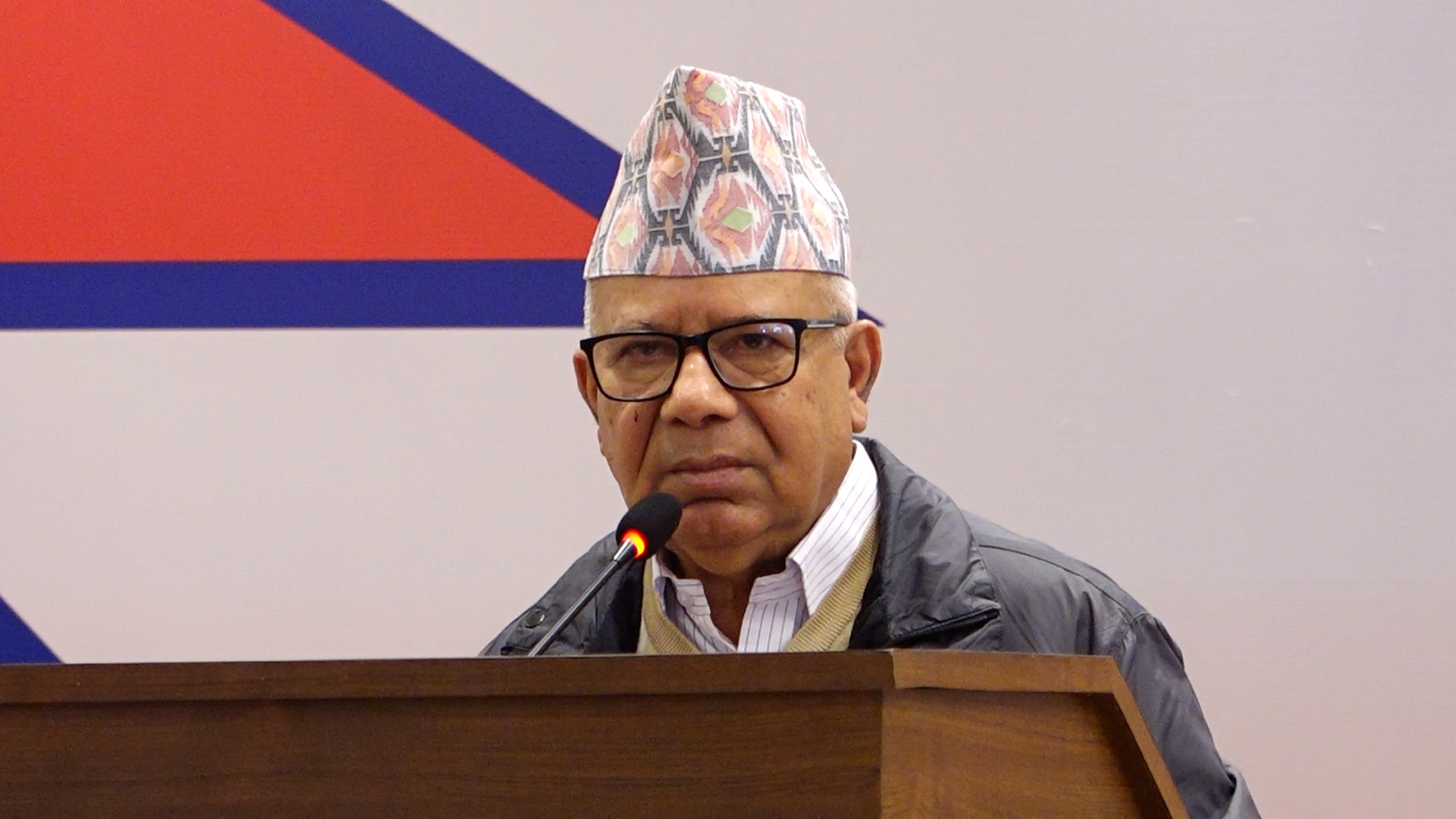 माधव नेपाल अस्वस्थ, प्रचण्डले लिए स्वास्थ्यवस्थाबारे जानकारी